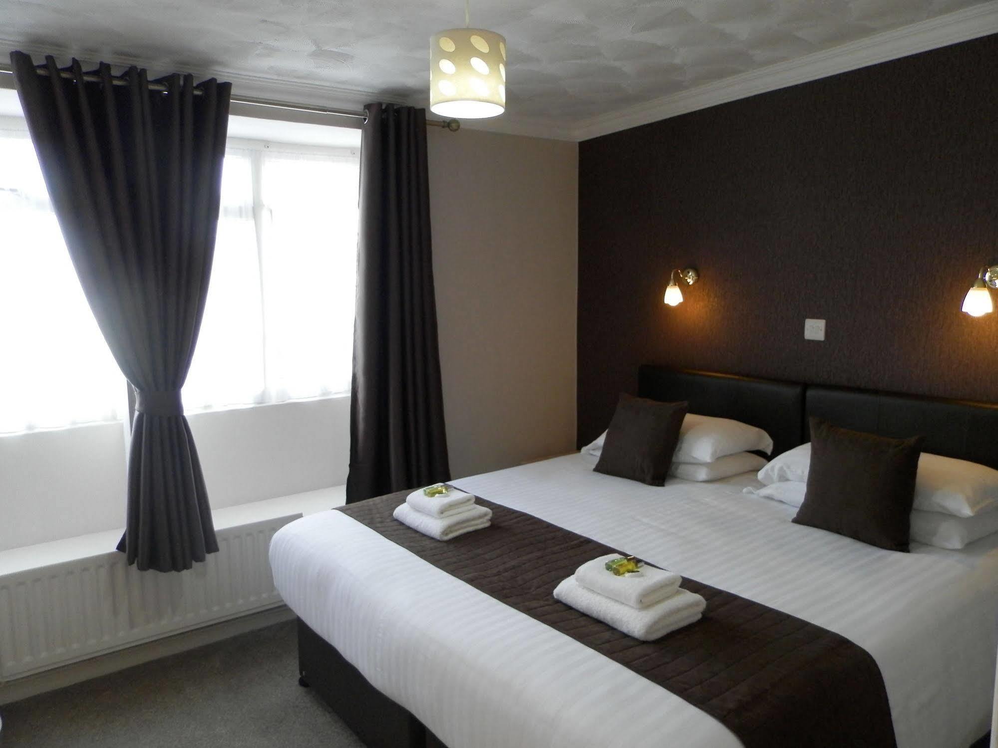 Wayside Cheer Hotel Castel Zewnętrze zdjęcie