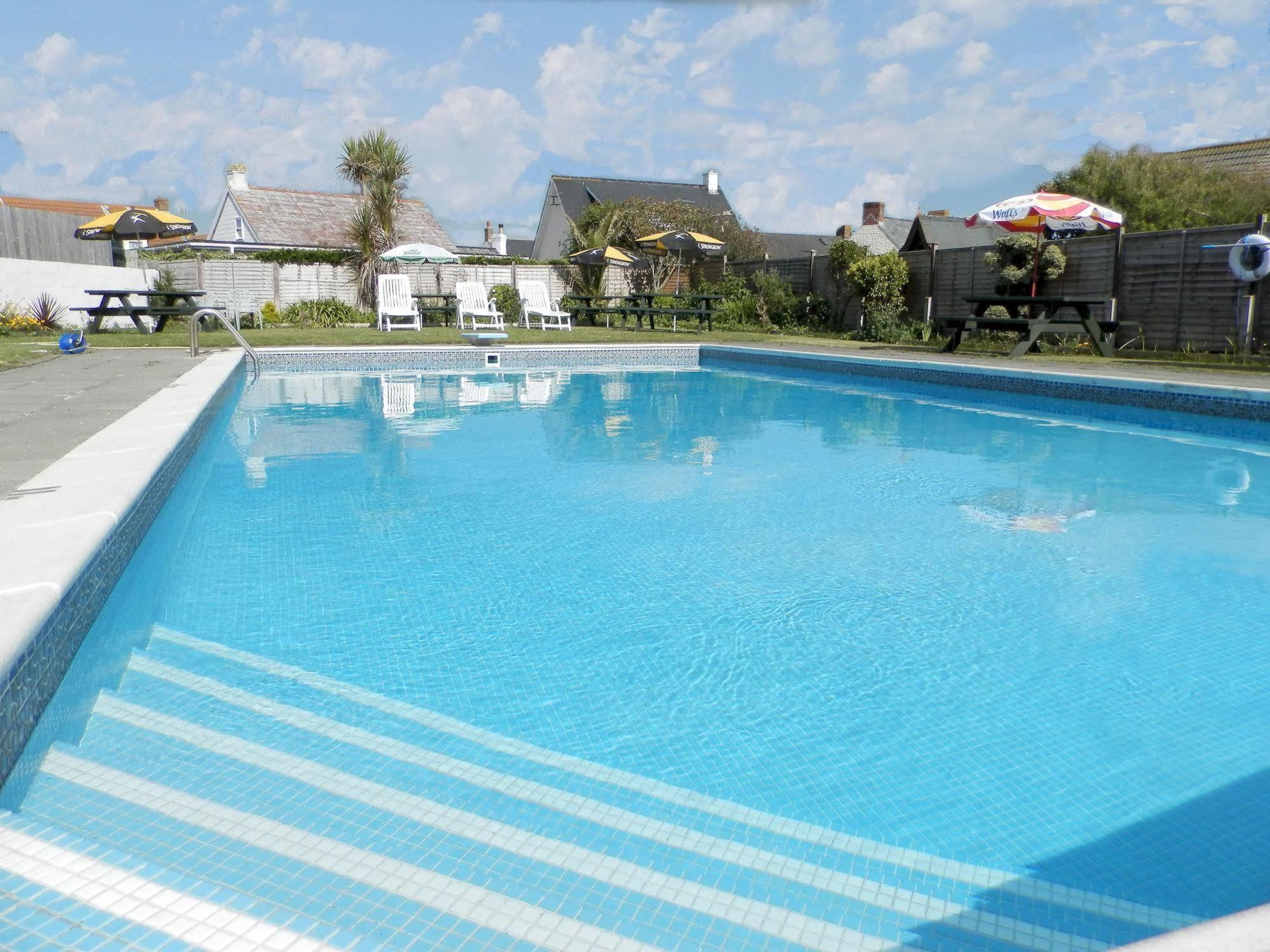Wayside Cheer Hotel Castel Zewnętrze zdjęcie